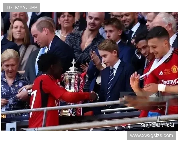 乔治与足球明星们的精彩合影展现了运动精神与友谊的完美结合